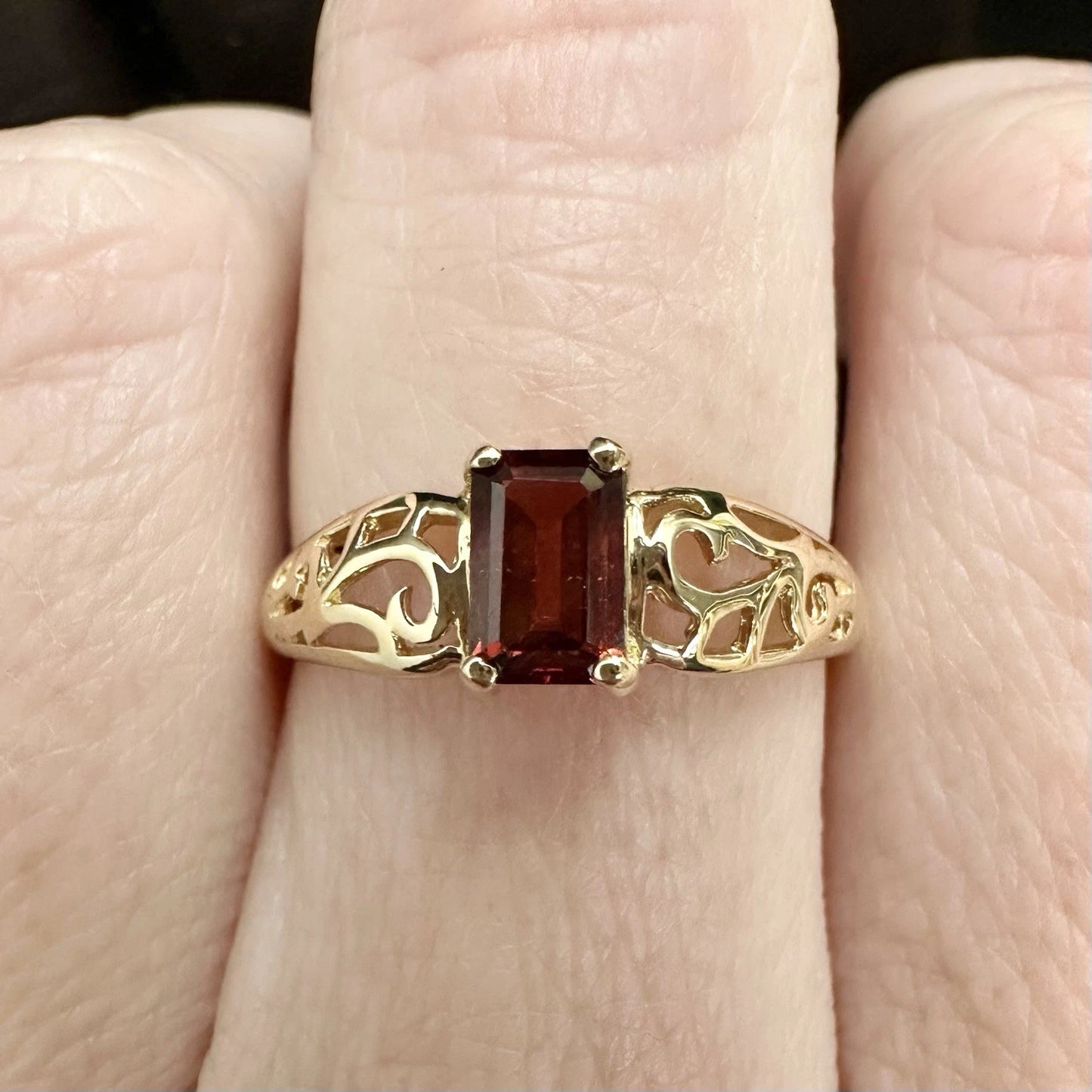 9Ct Yellow Gold Garnet Filigree Detailed Ring Sz O 1/2