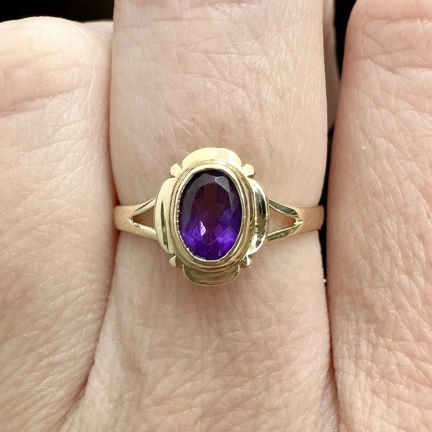 9Ct Yellow Gold Vintage Bezel Set Amethyst Ring Sz M