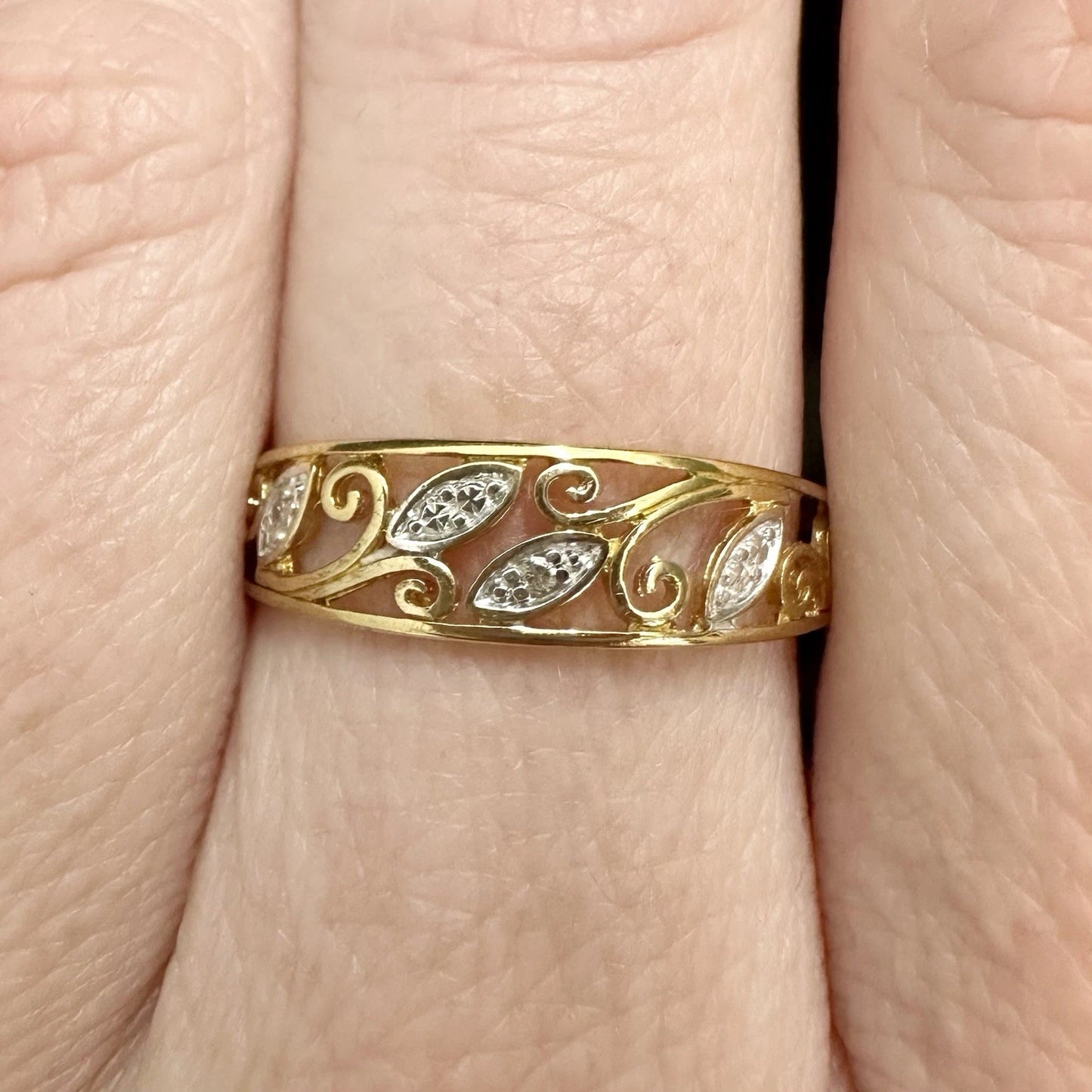 9Ct Two-Toned Gold and Diamond Filigree Leaf Band Ring Sz O
