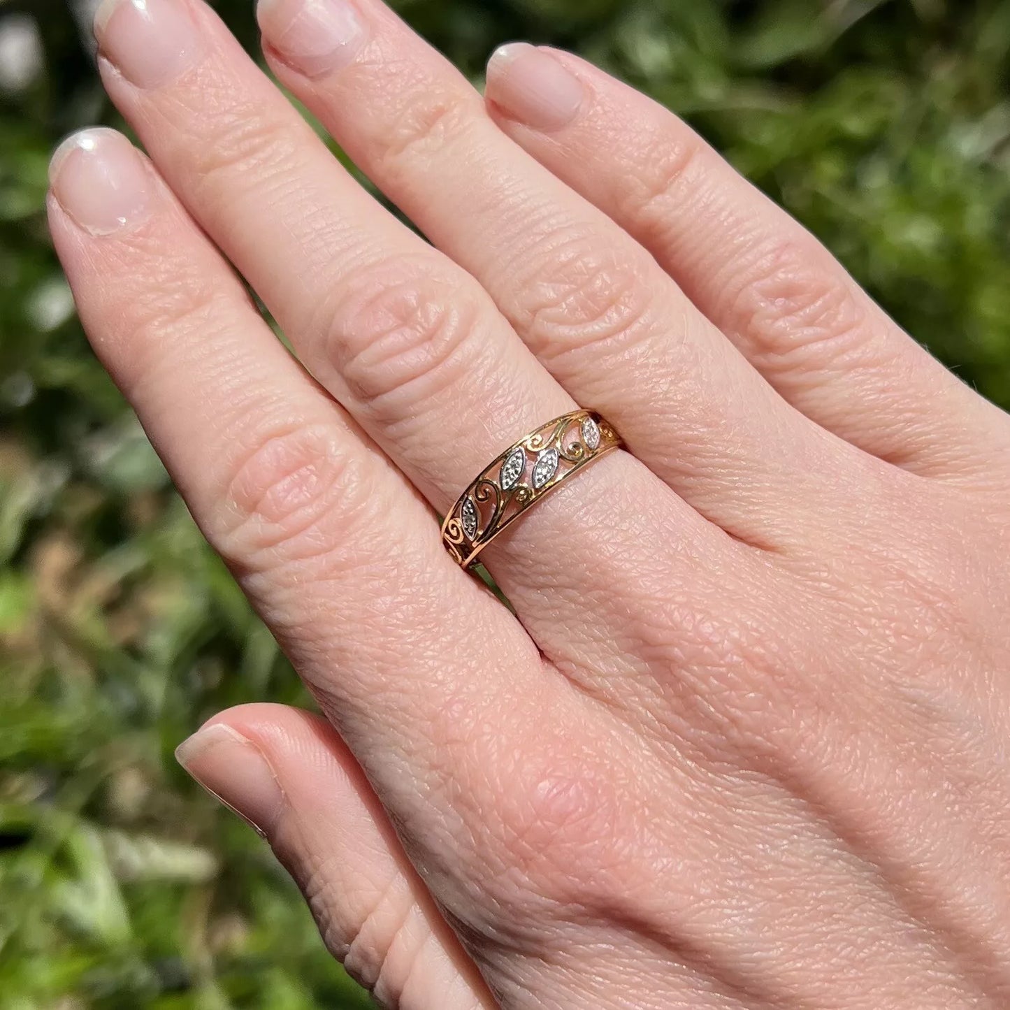 9Ct Two-Toned Gold and Diamond Filigree Leaf Band Ring Sz O