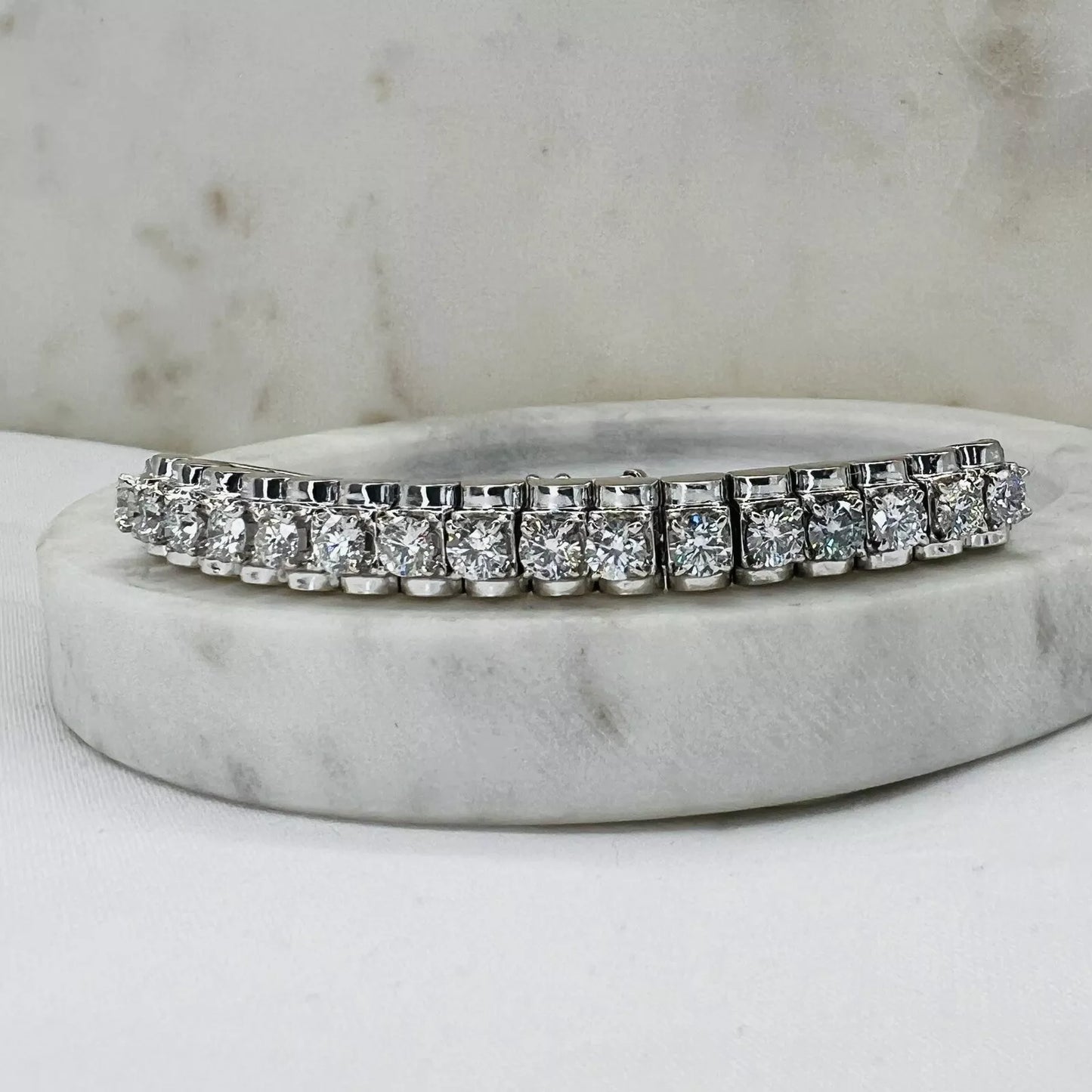 18Ct White Gold 3.04 Carat TW Diamond Bracelet 15cm
