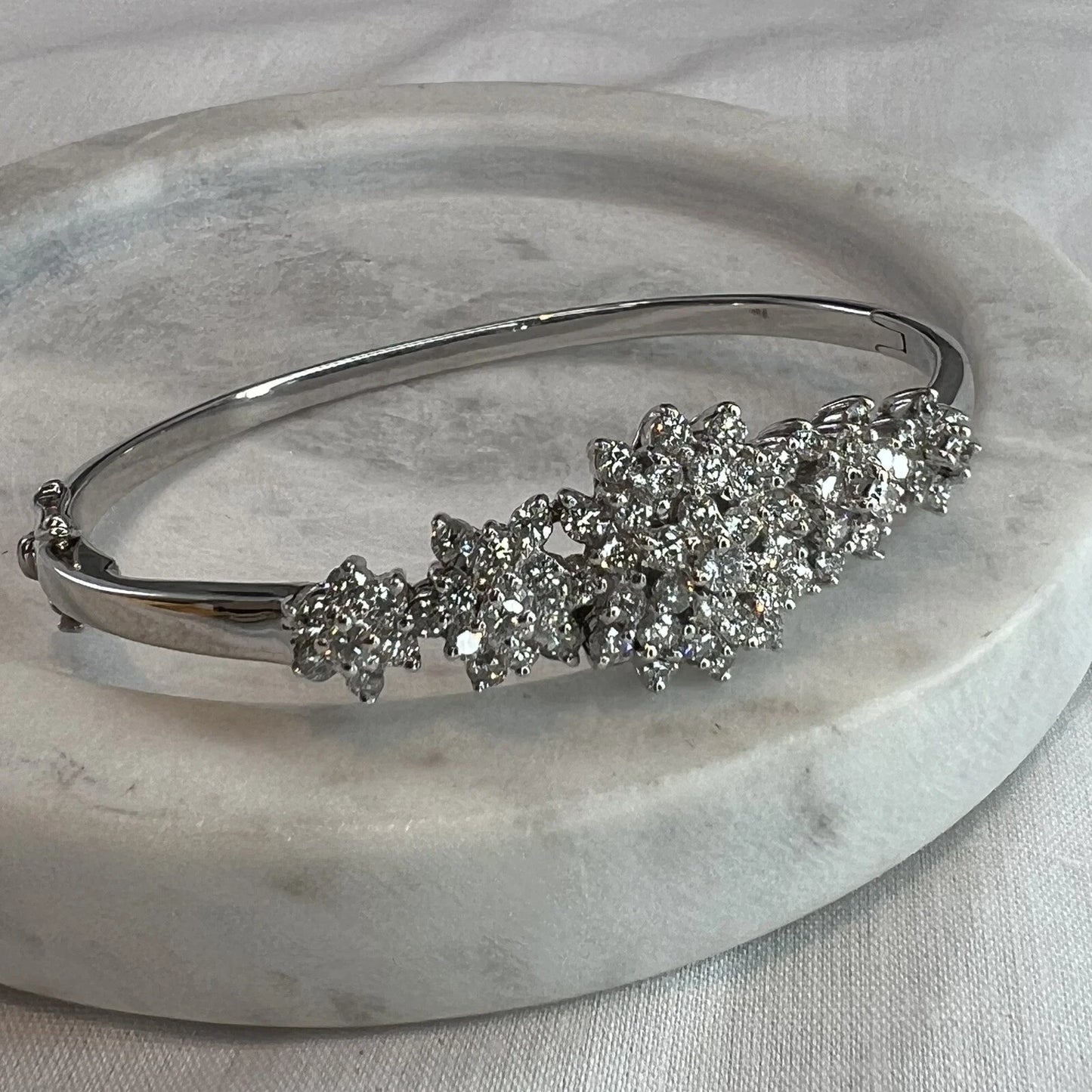 14Ct White Gold 1.70 Carat TW Diamond Hinge Bangle