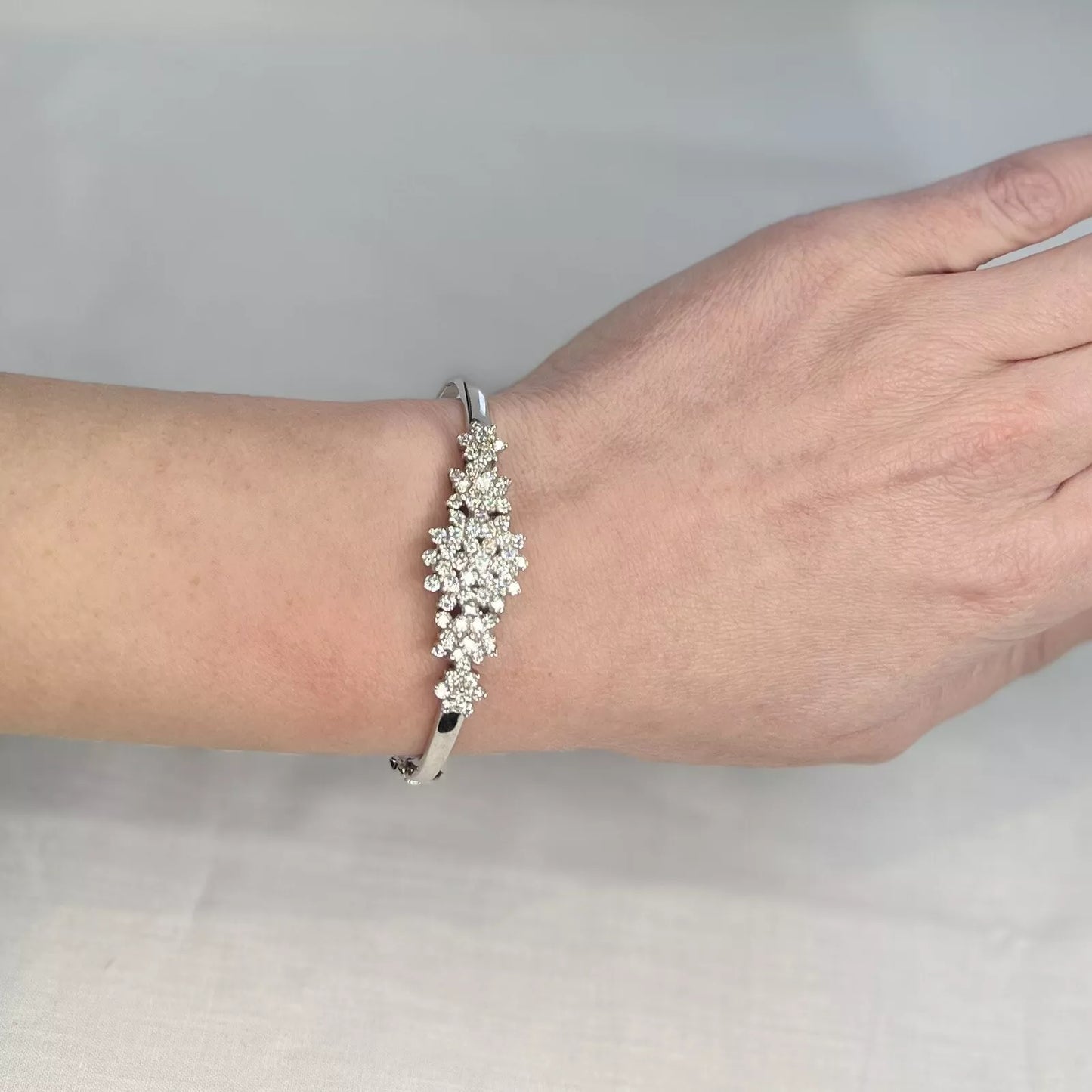 14Ct White Gold 1.70 Carat TW Diamond Hinge Bangle