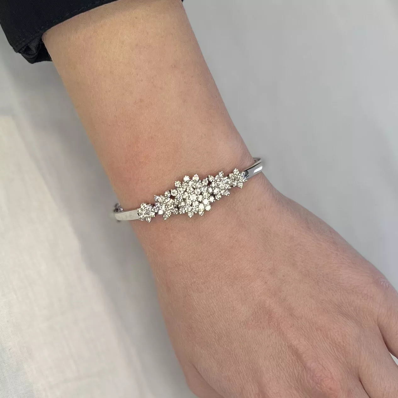 14Ct White Gold 1.70 Carat TW Diamond Hinge Bangle