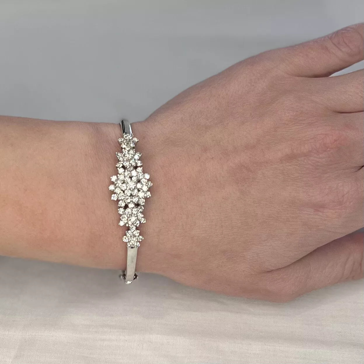 14Ct White Gold 1.70 Carat TW Diamond Hinge Bangle