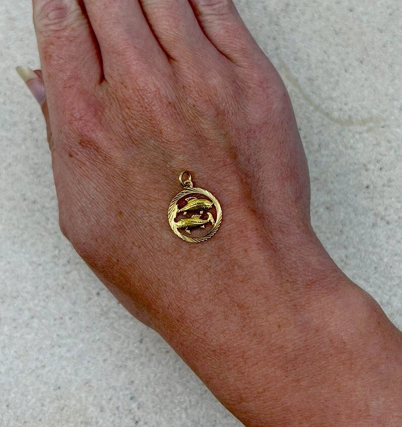 18Ct Yellow Gold Vintage Pisces Zodiac Pendant
