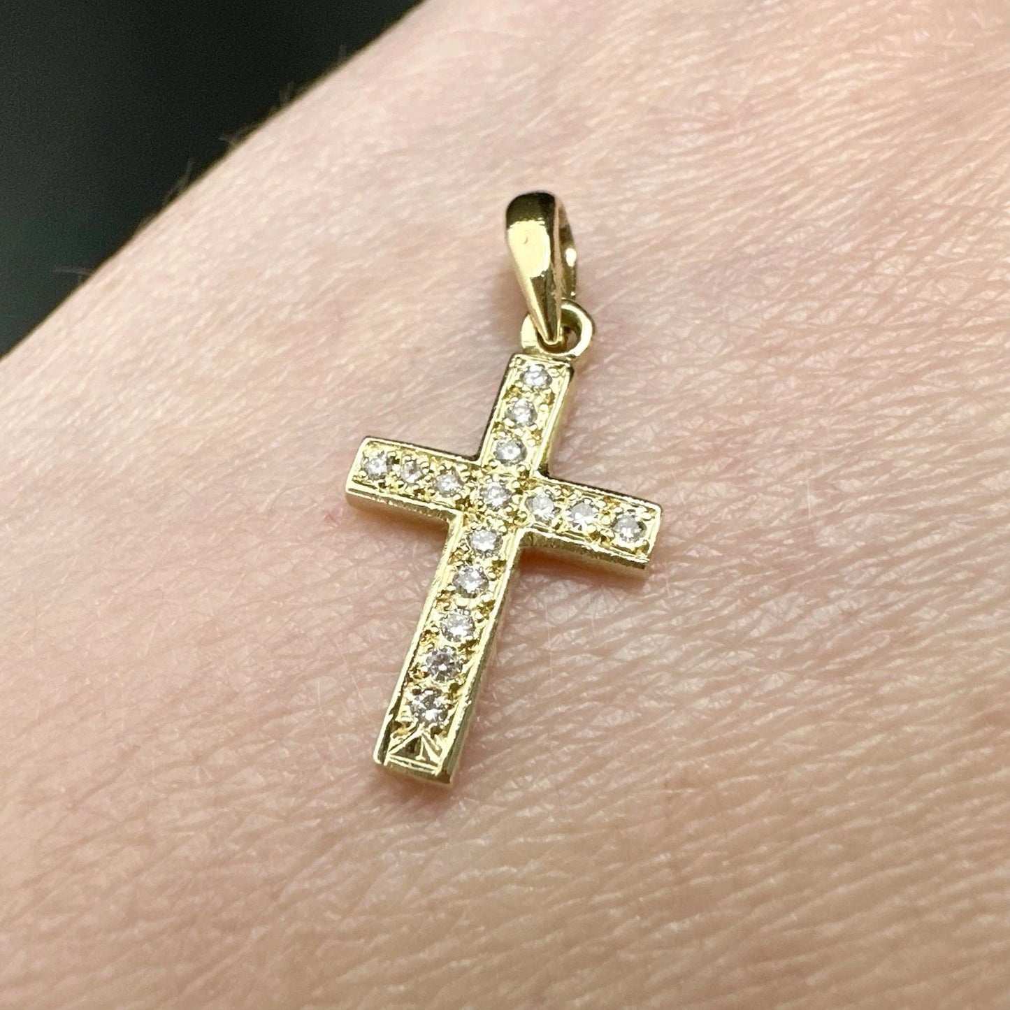 18Ct Yellow Gold Vintage .16 Carat TW Diamond Set Cross Pendant