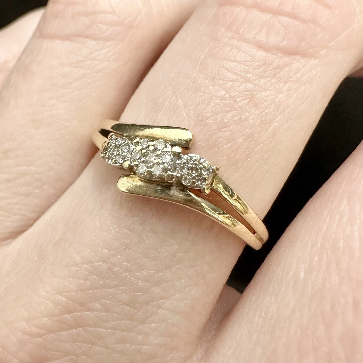 10Ct Yellow Gold Diamond Set Split Shank Band Ring Sz O