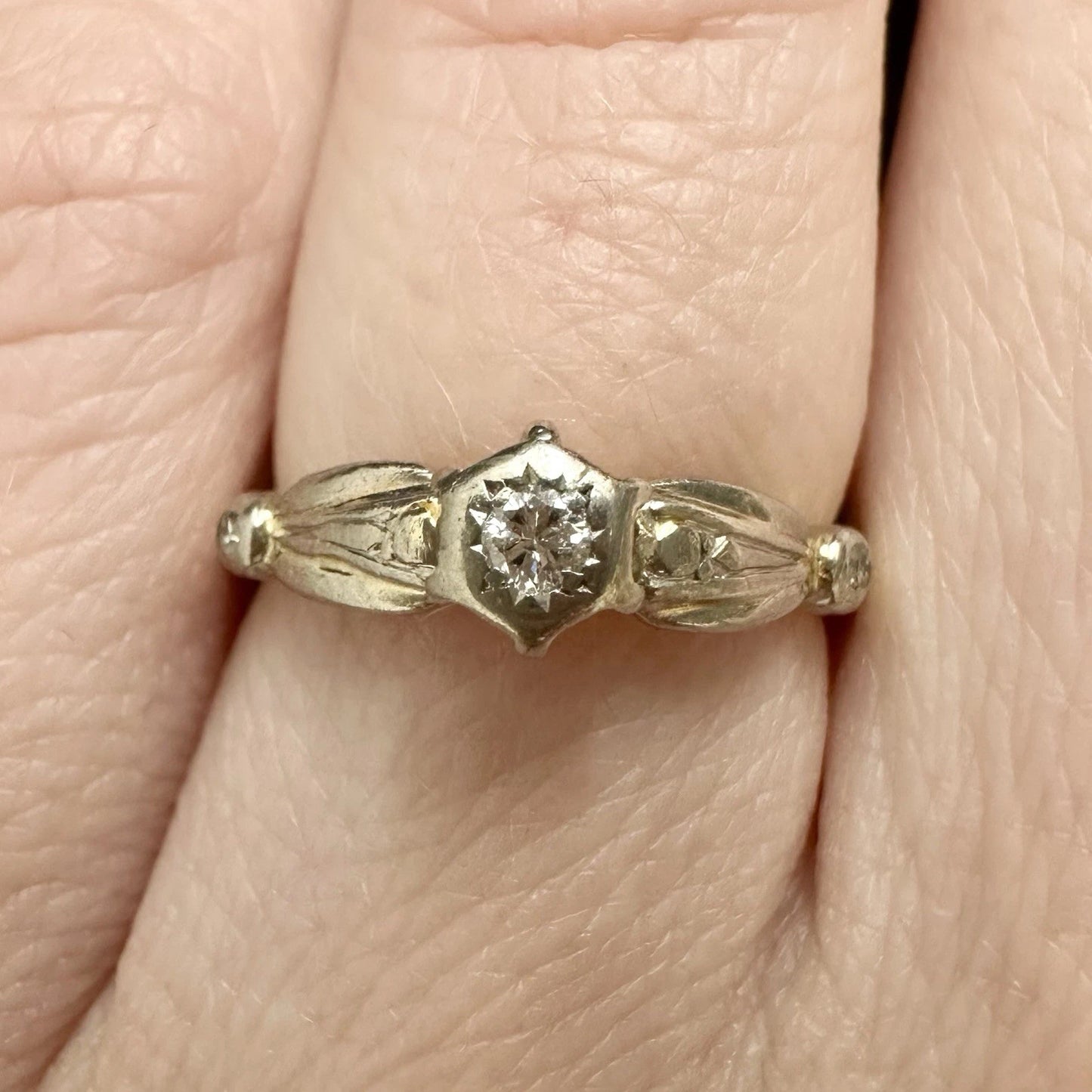 18Ct Two-Toned Gold Vintage .10Ct TW Diamond Ribbon Ring Sz I 1/2