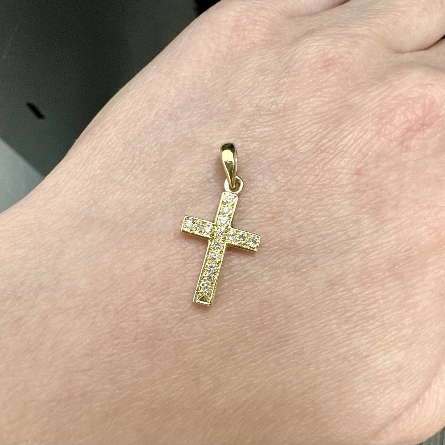 18Ct Yellow Gold Vintage .16 Carat TW Diamond Set Cross Pendant