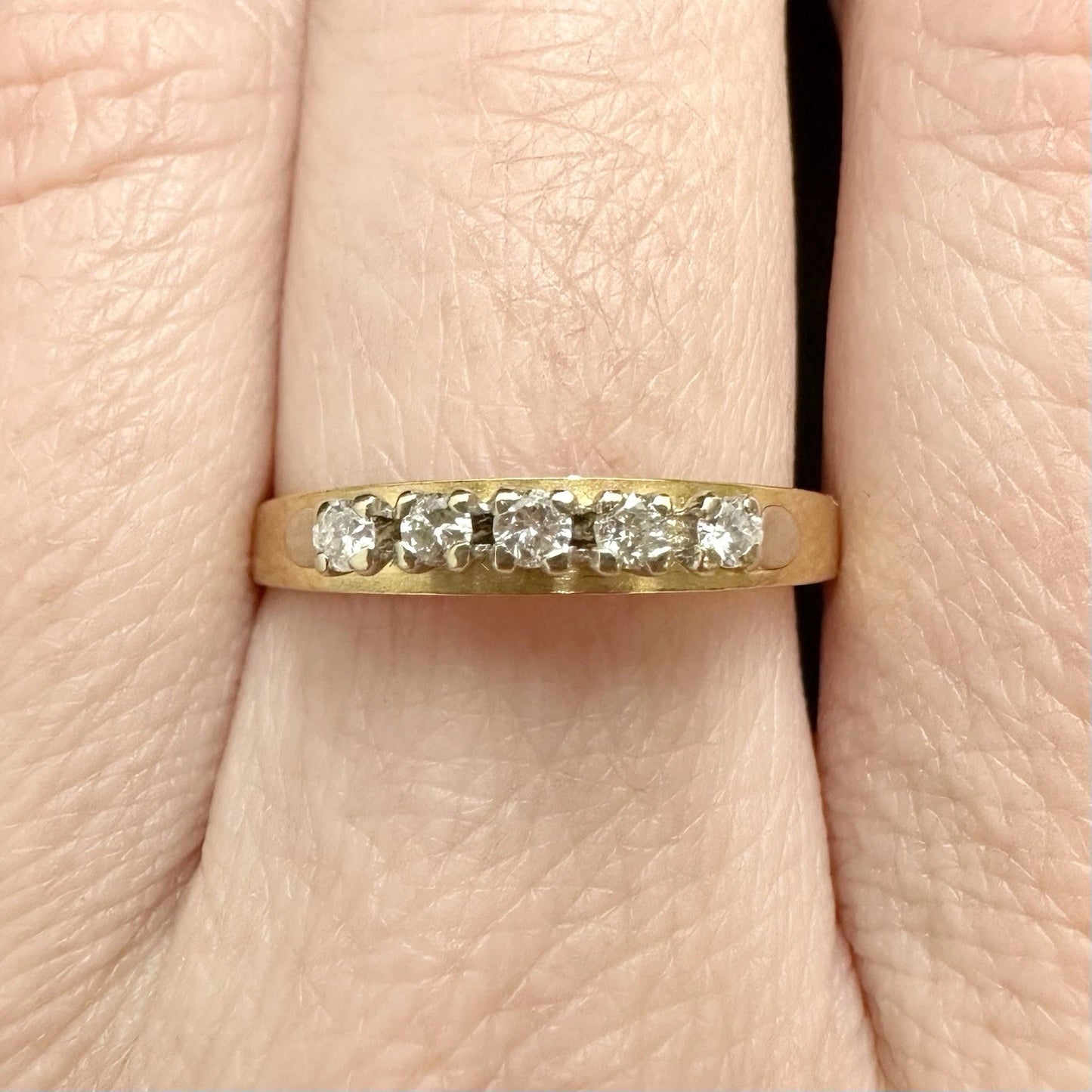 18Ct Two-Tone Gold Vintage .15 Carat TW Diamond Raised Eternity Band Ring Sz R