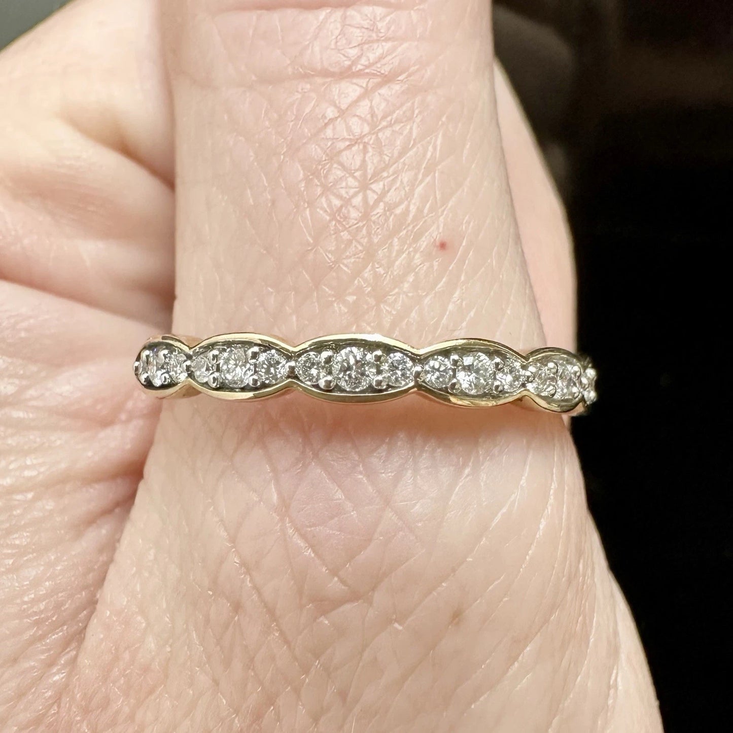 9Ct Yellow Gold Laboratory Grown Diamond Scalloped Band Ring Sz U