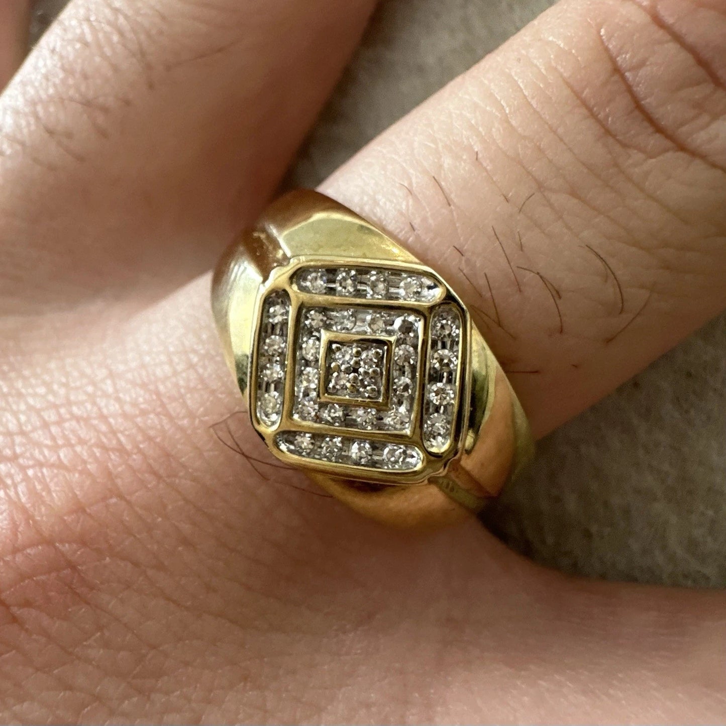 9Ct Yellow Gold 0.15 Carat TW Diamond Men's Ring Sz U
