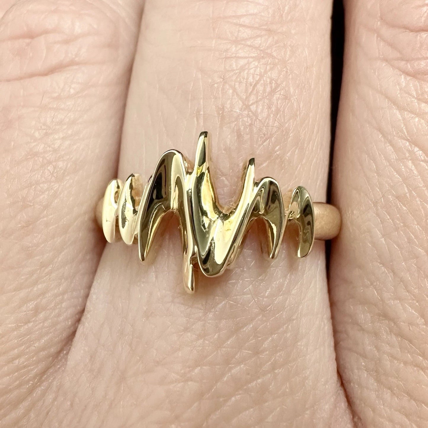 9Ct Yellow Gold Heartbeat Band Ring Sz O 1/2