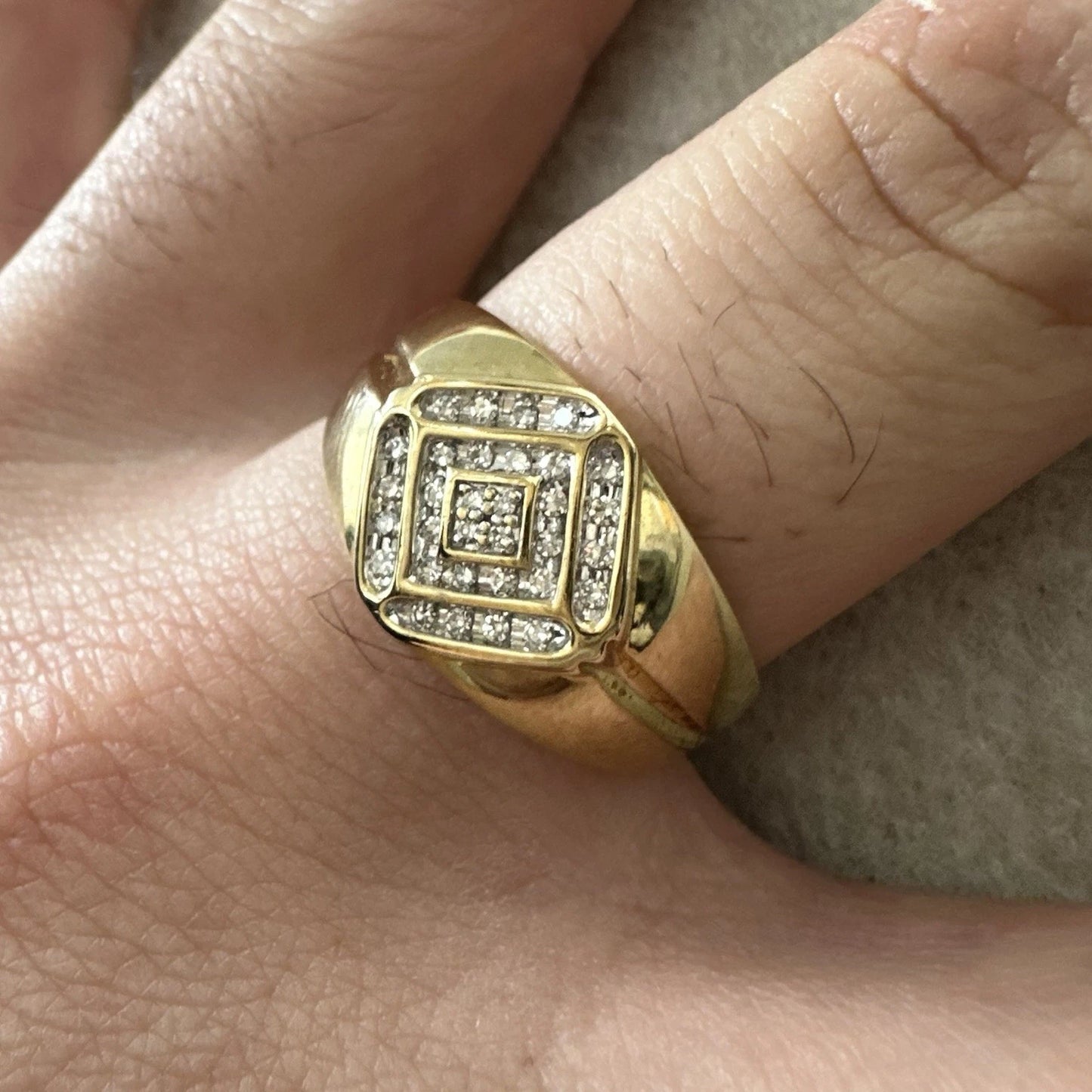 9Ct Yellow Gold 0.15 Carat TW Diamond Men's Ring Sz U