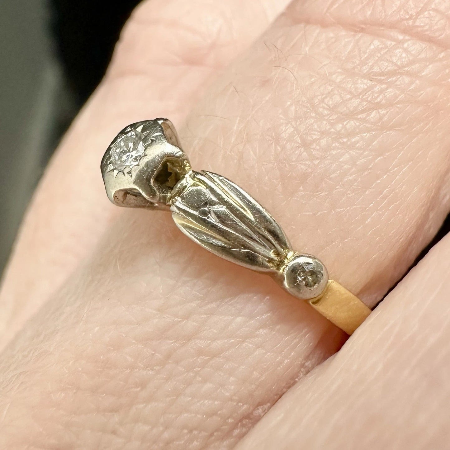 18Ct Two-Toned Gold Vintage .10Ct TW Diamond Ribbon Ring Sz I 1/2