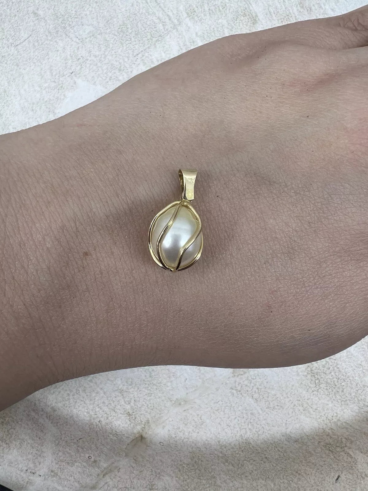 18Ct Yellow Gold Encased Pearl Pendant