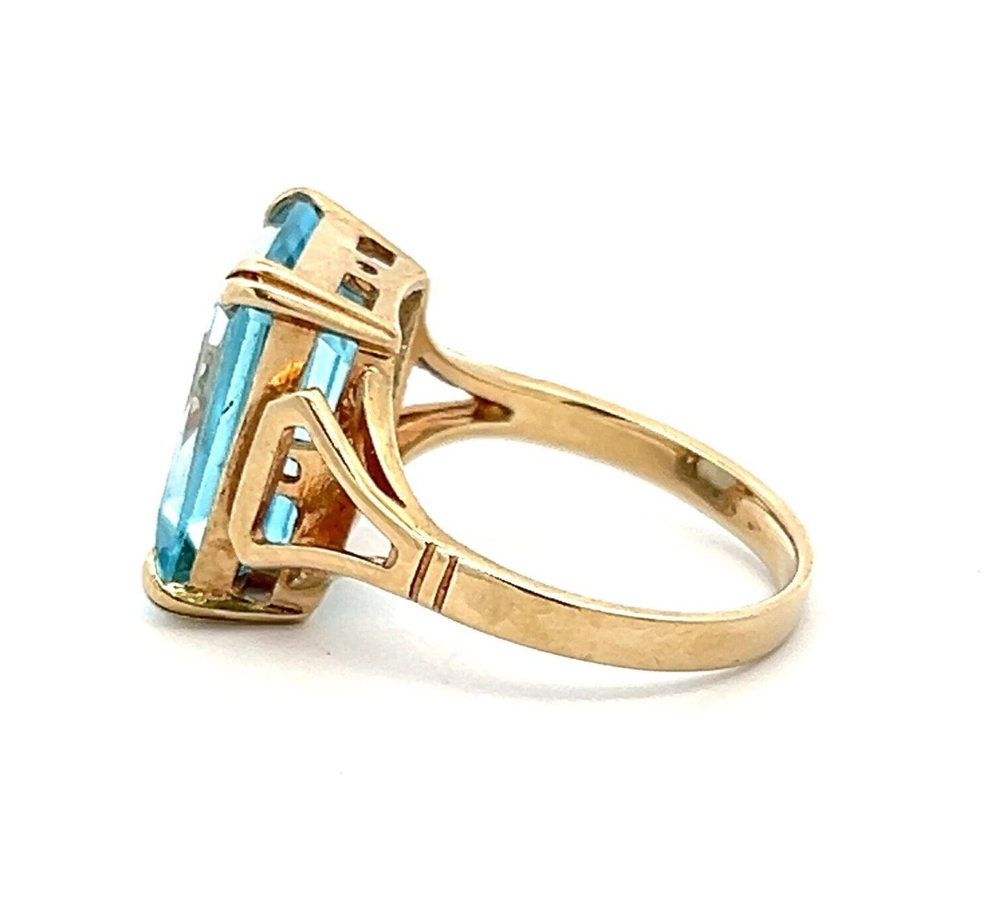 9Ct Yellow Gold Emerald Cut Blue Topaz Ring - Sz M