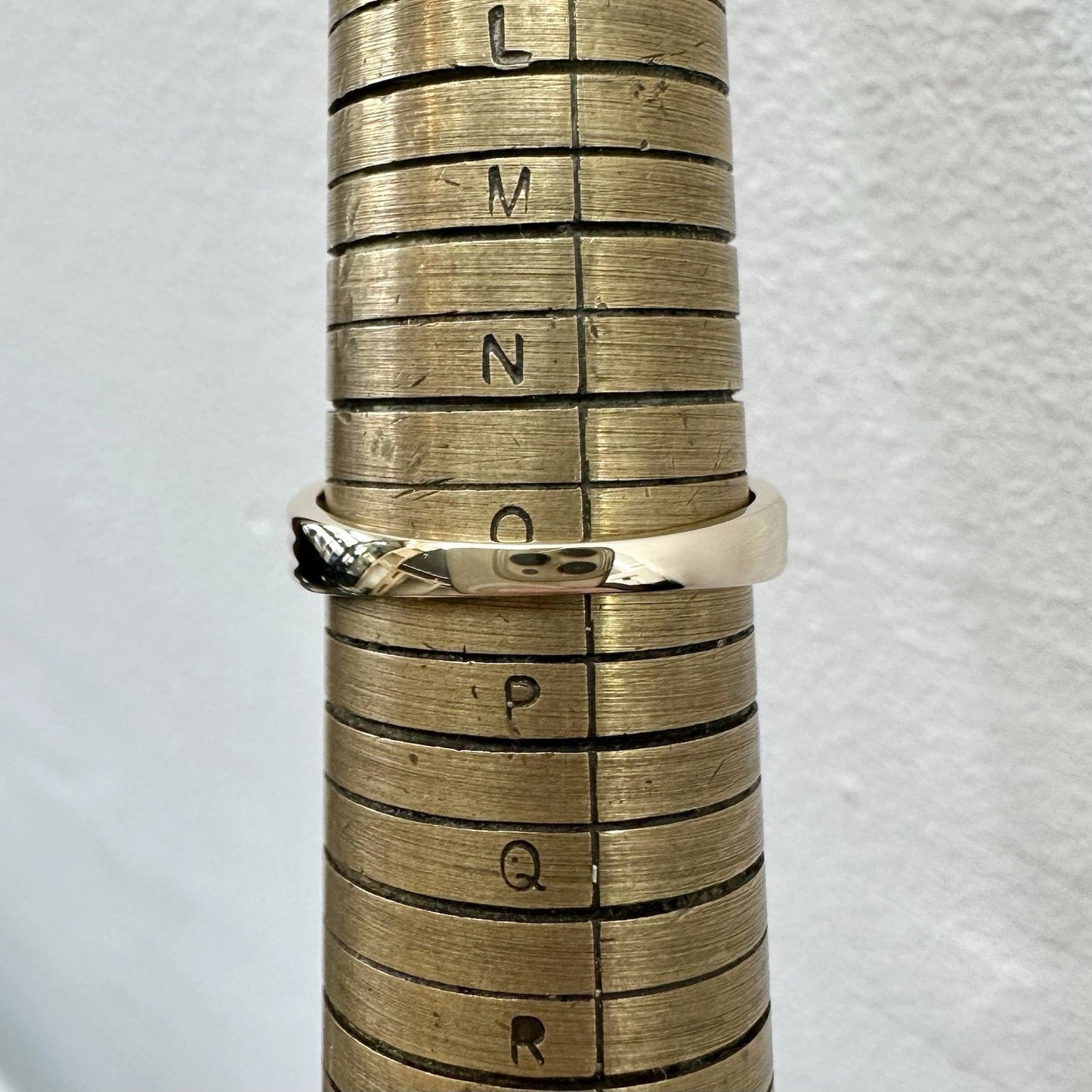 9Ct Yellow Gold .15Ct TW Diamond Band Ring Sz O