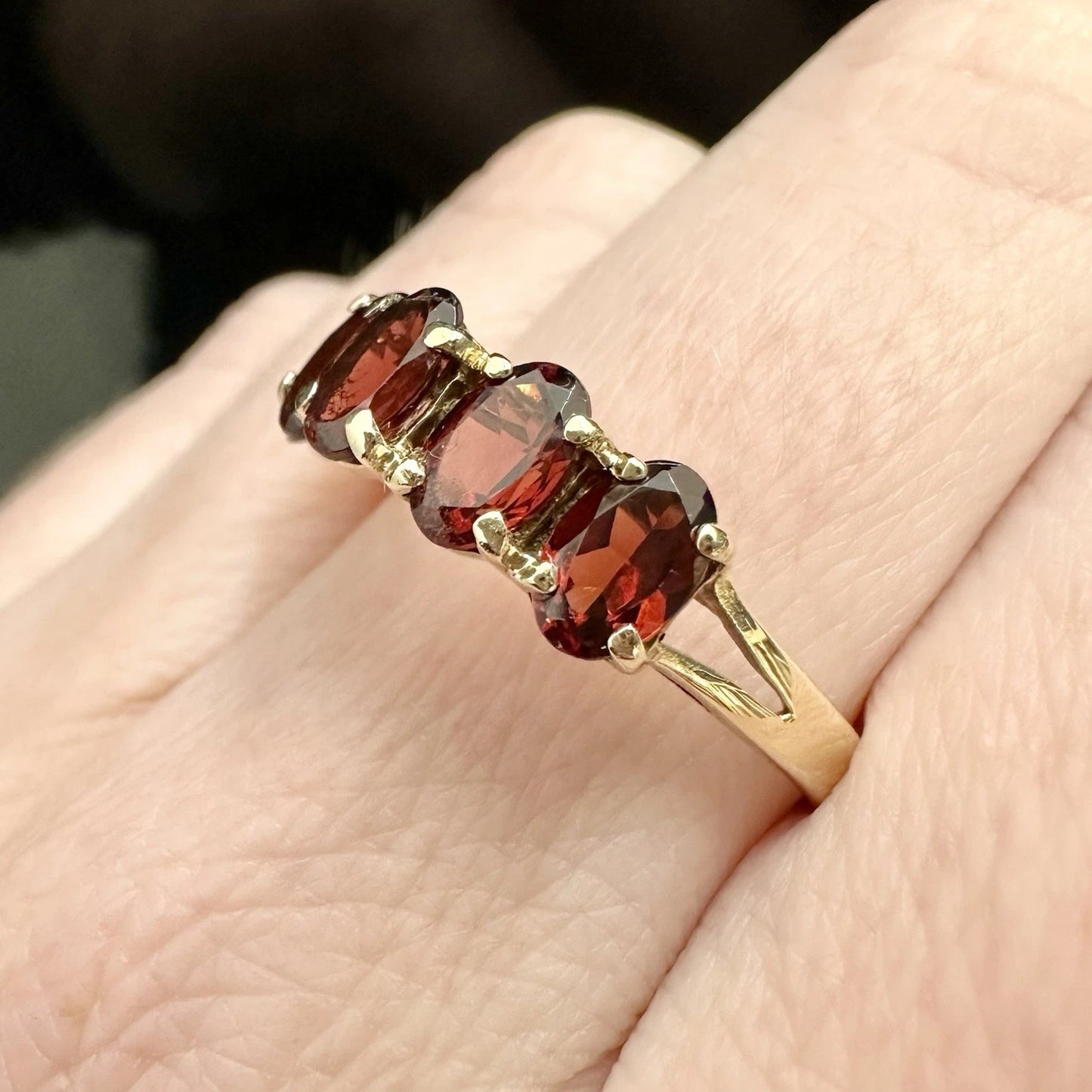 9Ct Yellow Gold Five Stone Garnet Band Ring Sz P 1/2