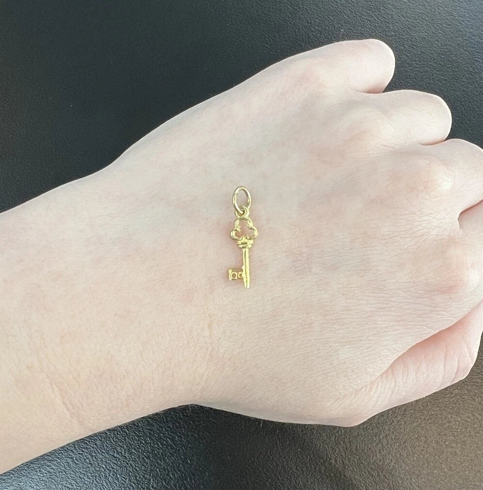 9Ct Yellow Gold Vintage 18 Key Charm Pendant