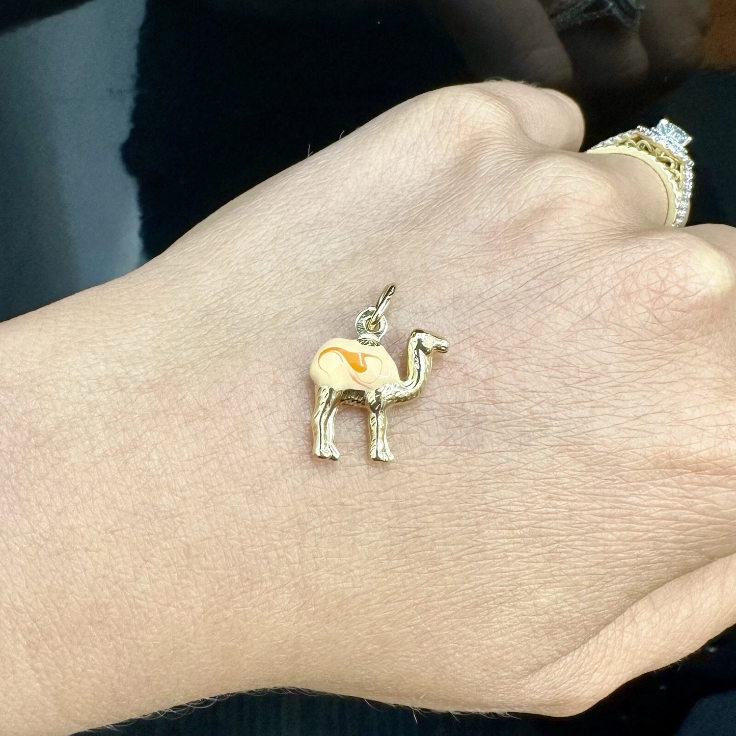 18Ct Yellow Gold Peach & Orange Swirl Resin Camel Charm Pendant