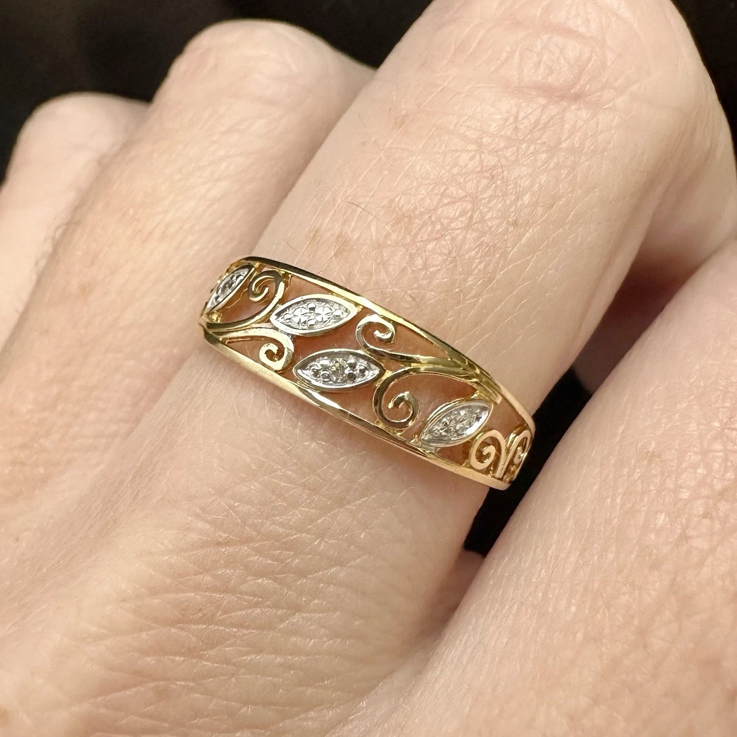9Ct Two-Toned Gold and Diamond Filigree Leaf Band Ring Sz O