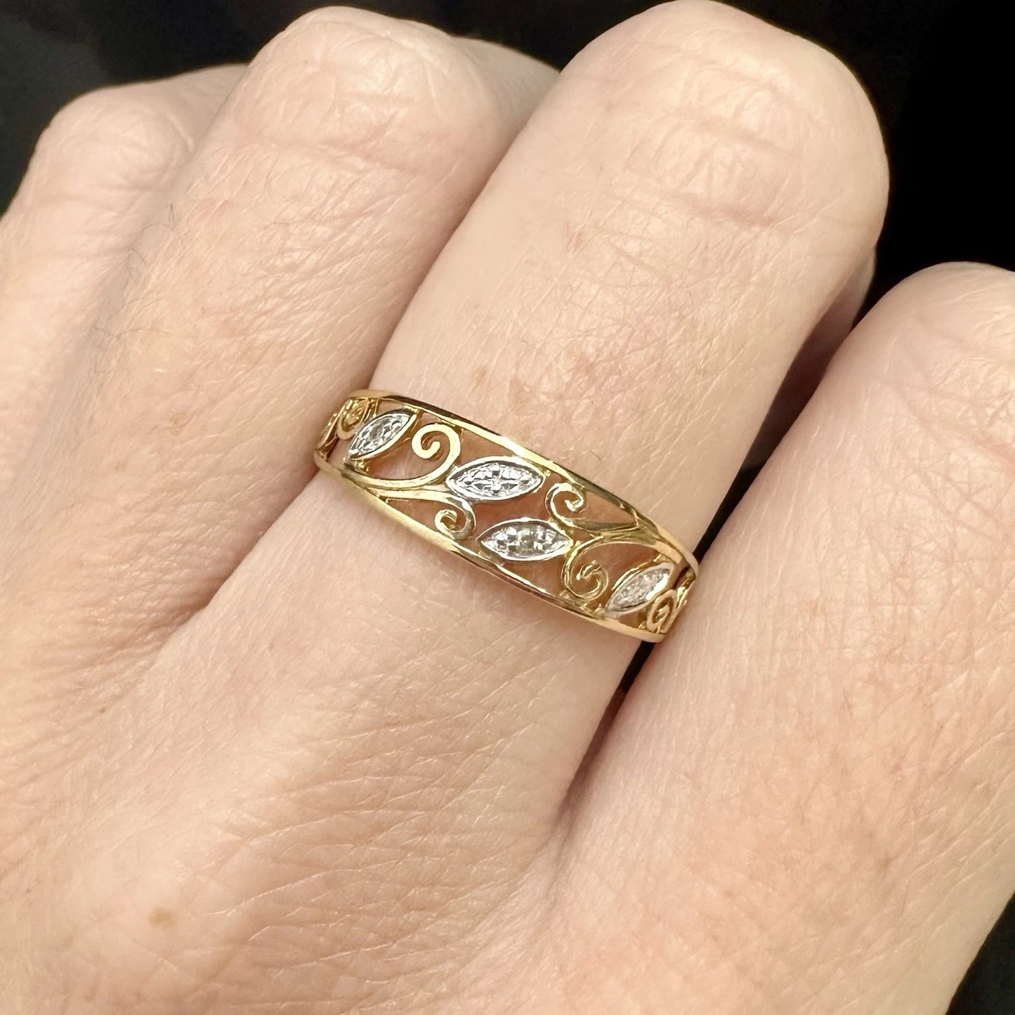 9Ct Two-Toned Gold and Diamond Filigree Leaf Band Ring Sz O