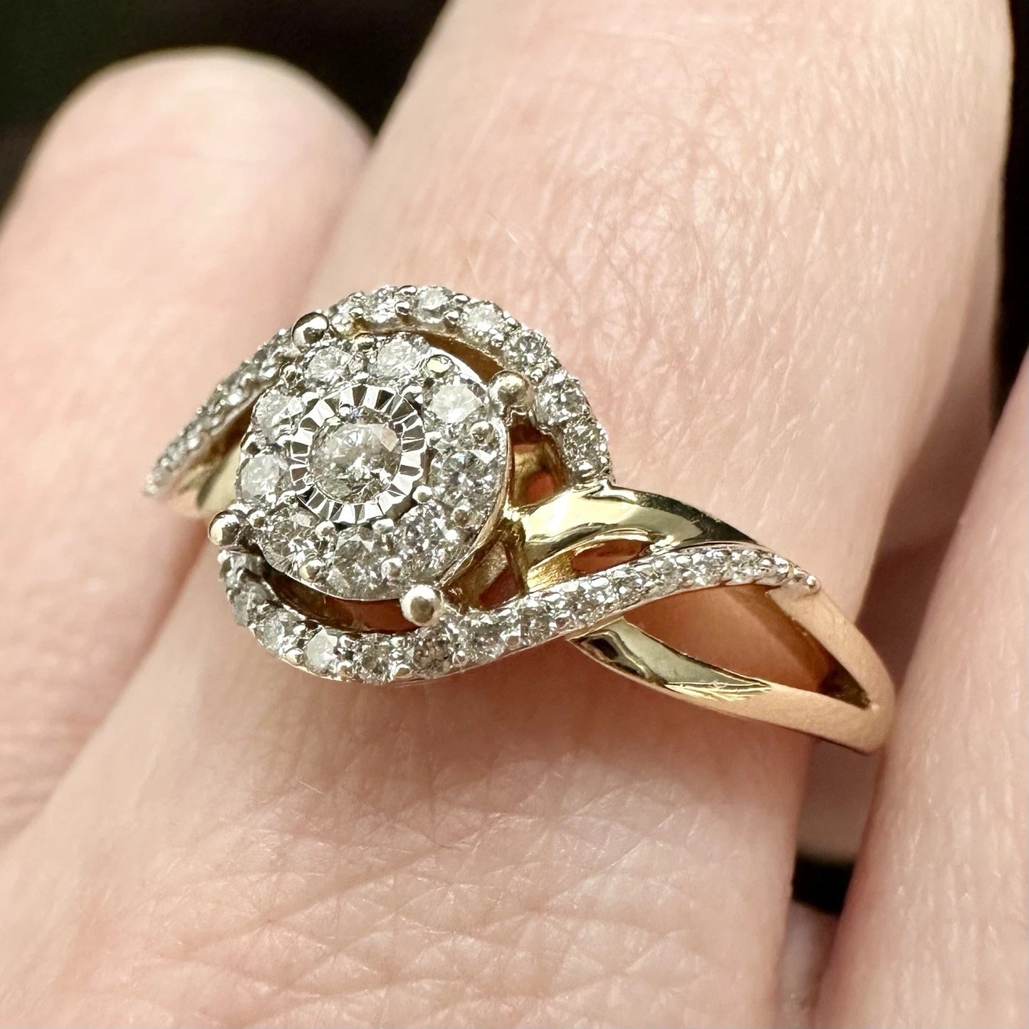 9Ct Yellow Gold 1/4 Carat TW Diamond Twist Ring Sz Q 1/2