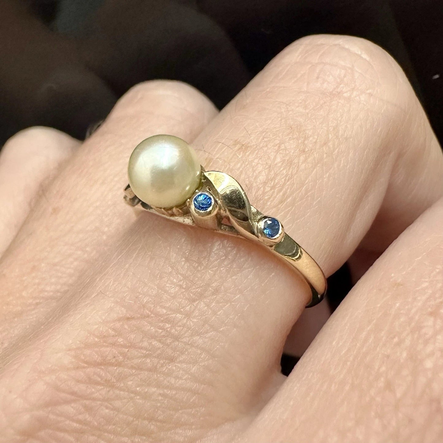 9Ct Yellow Gold Vintage Cultured Pearl and Synthetic Sapphire Ring - Sz P