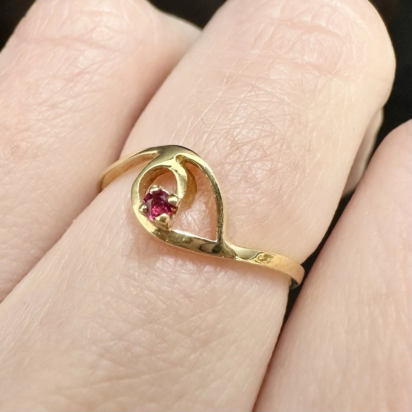 18Ct Yellow Gold Garnet Dainty Ring Sz K