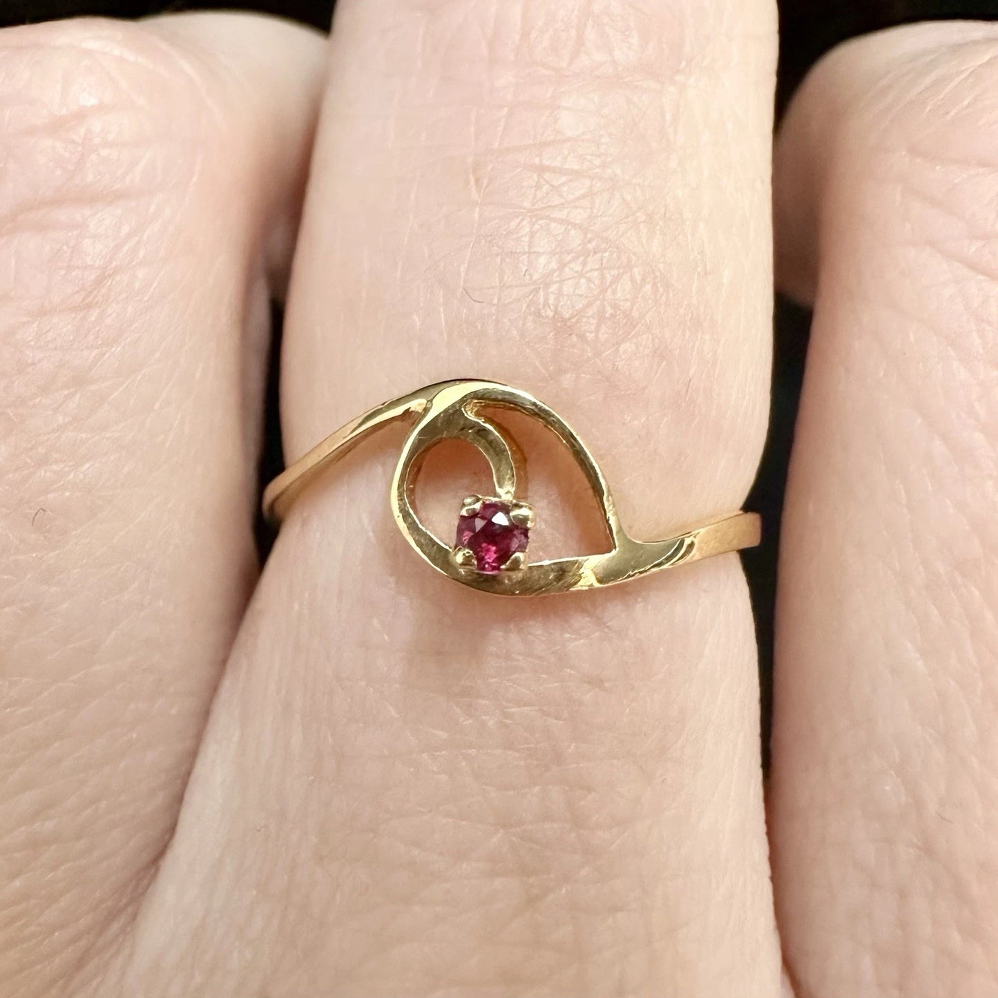 18Ct Yellow Gold Garnet Dainty Ring Sz K