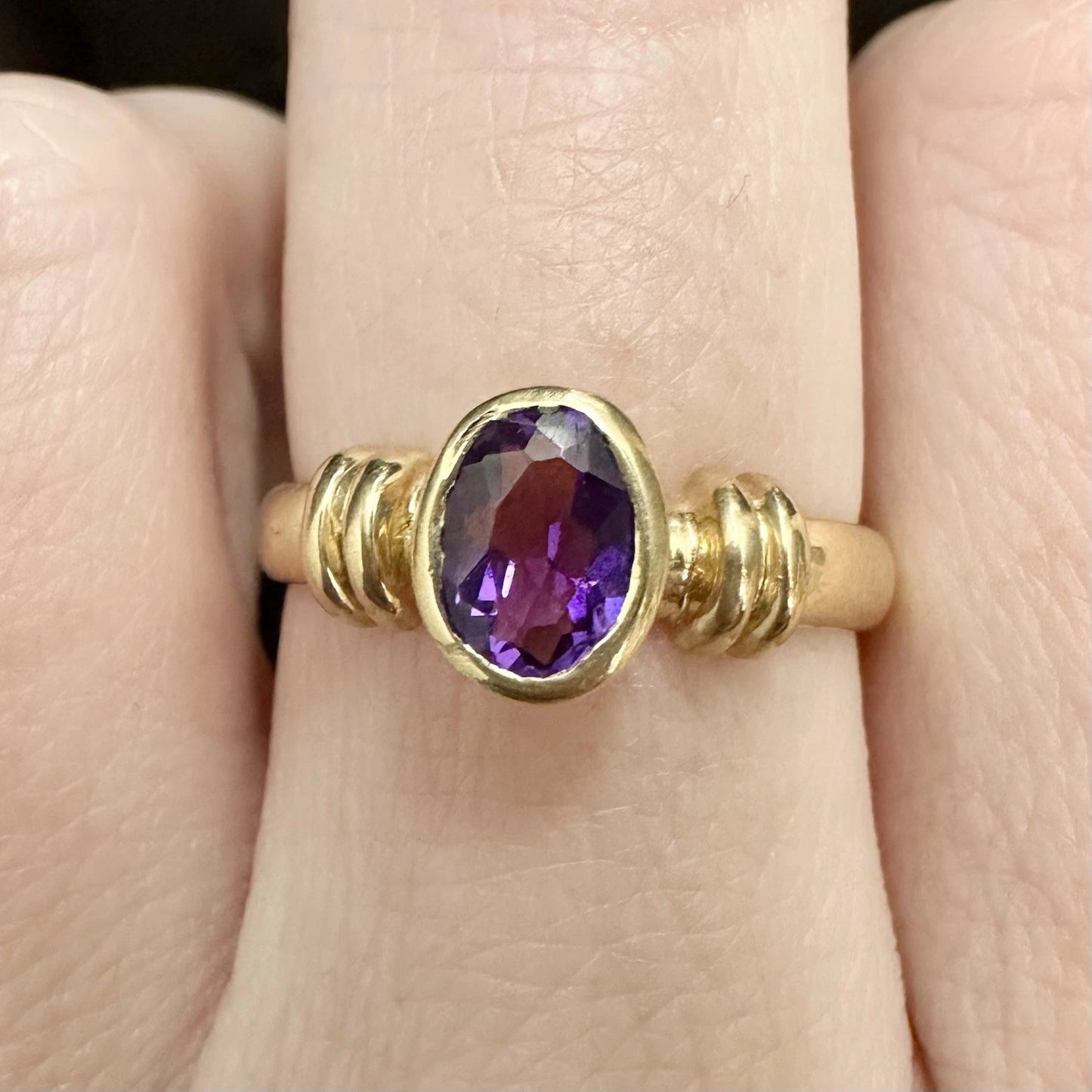 9Ct Yellow Gold Oval Cut Amethyst Ring Sz O