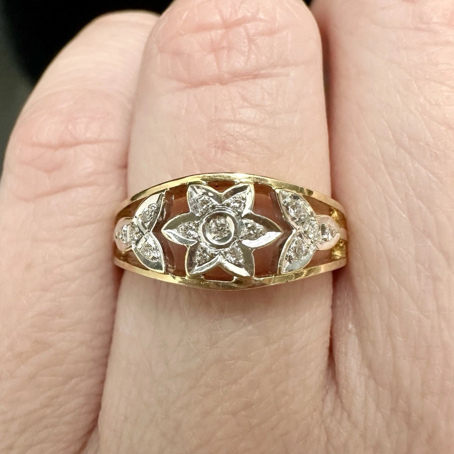 18Ct Two-Toned Gold Floral Diamond Band Ring Sz L