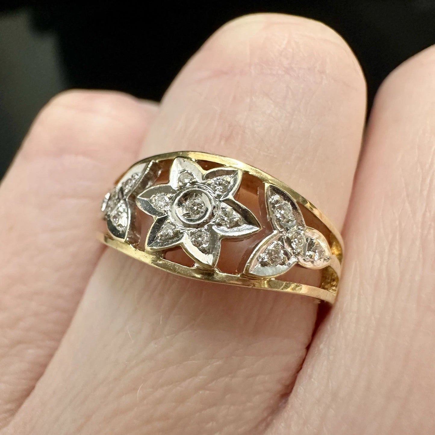 18Ct Two-Toned Gold Floral Diamond Band Ring Sz L