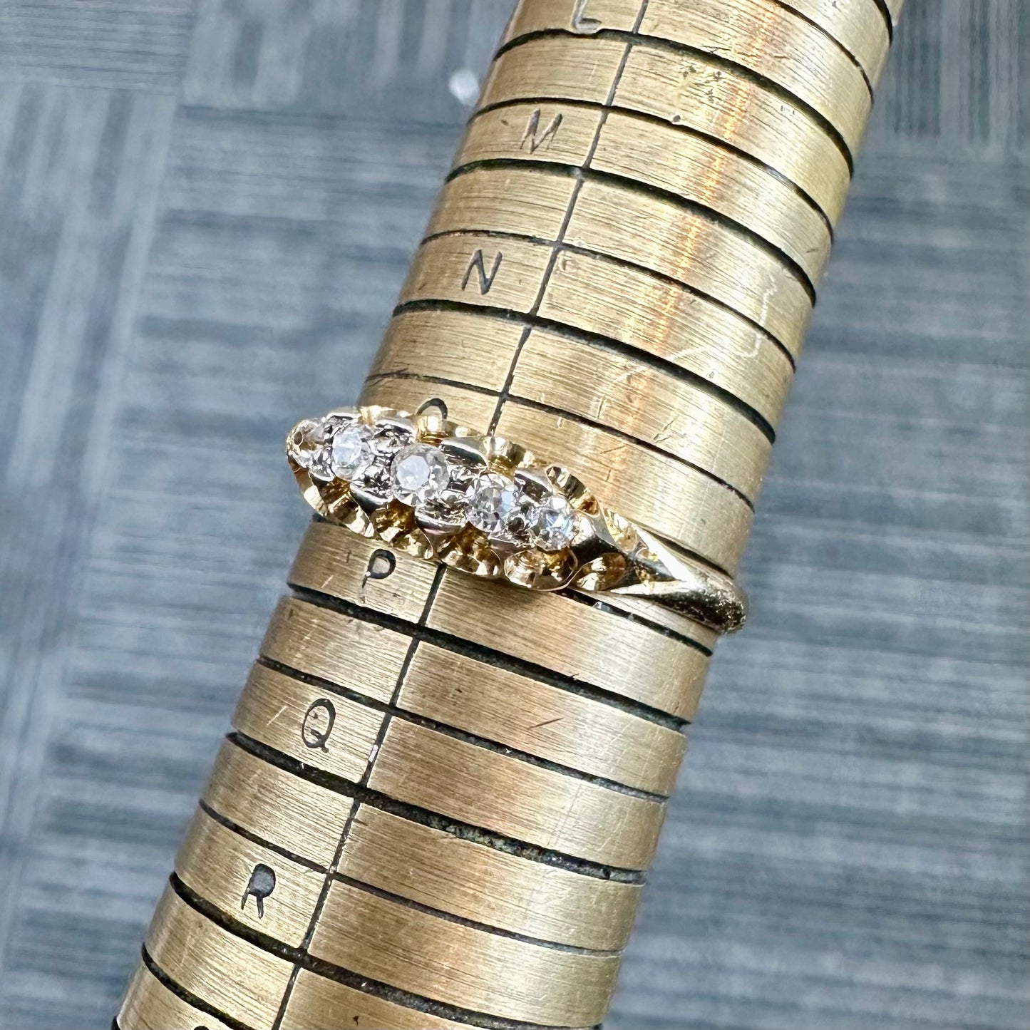 18Ct Yellow Gold Victorian Revival Scalloped .15 Carat TW Diamond Band Ring Sz O 1/2