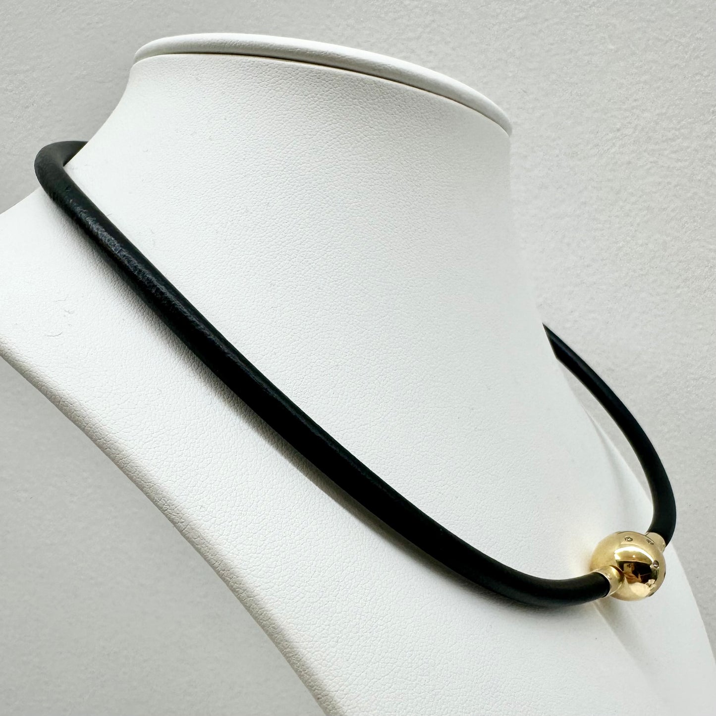 18Ct Yellow Gold Jorg Heinz Inspired Diamond Set Neoprene Bayonet Necklace 47cm