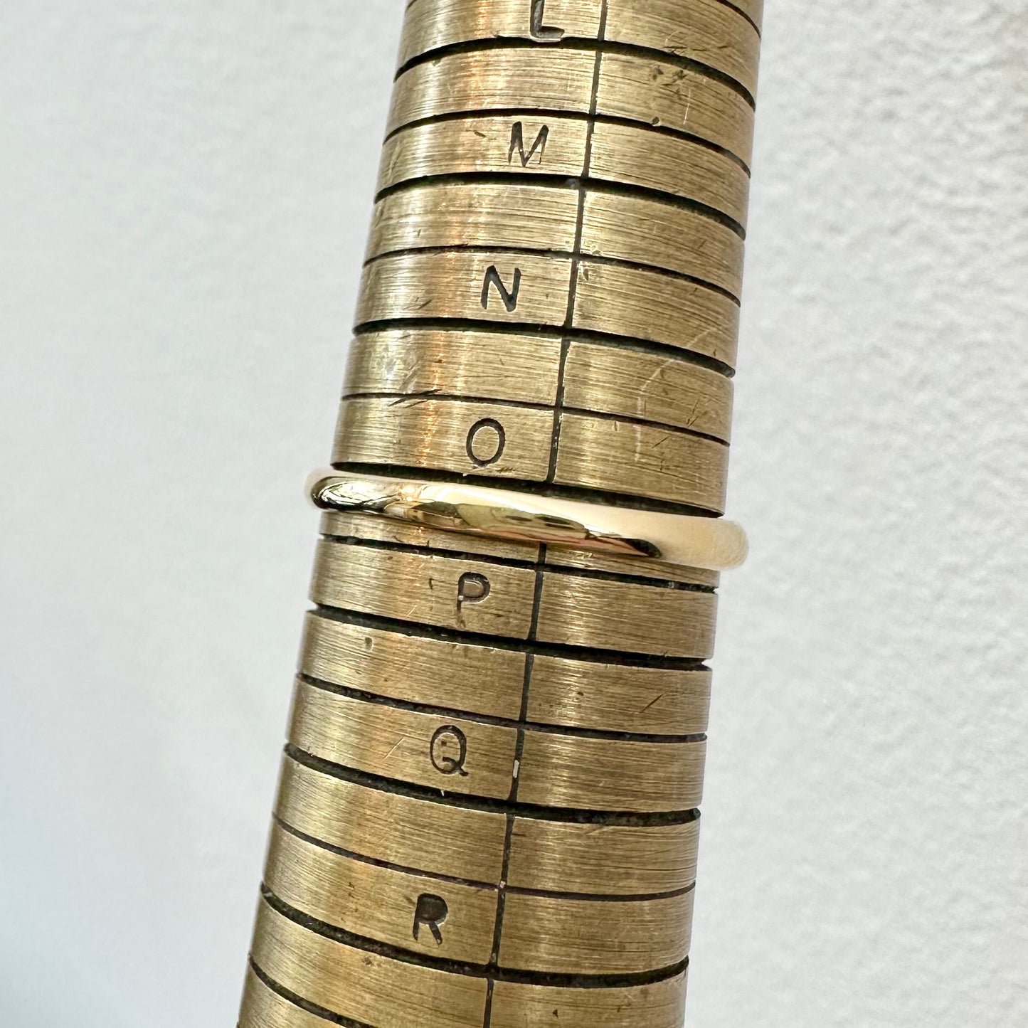 18Ct Yellow Gold Victorian Revival Scalloped .15 Carat TW Diamond Band Ring Sz O 1/2