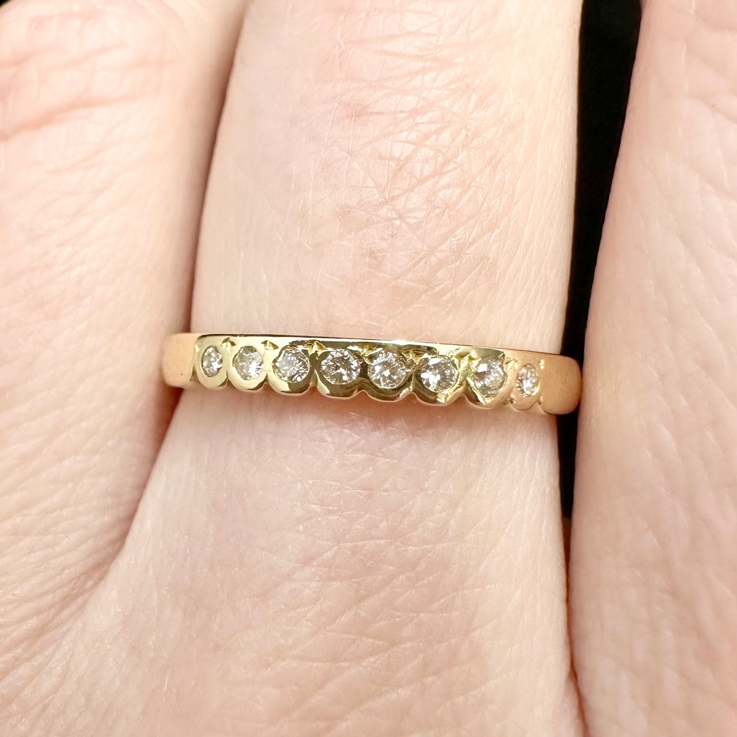 18Ct Yellow Gold .12Ct TW Diamond Scalloped Eternity Band Ring Sz P