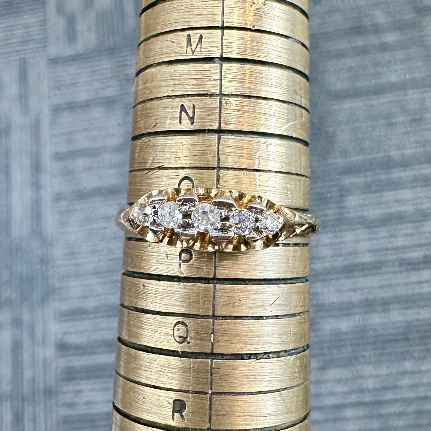 18Ct Yellow Gold Victorian Revival Scalloped .15 Carat TW Diamond Band Ring Sz O 1/2