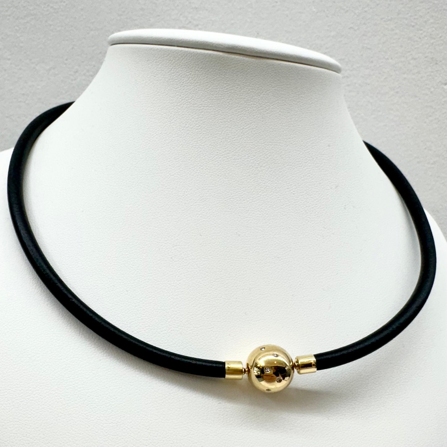 18Ct Yellow Gold Jorg Heinz Inspired Diamond Set Neoprene Bayonet Necklace 47cm