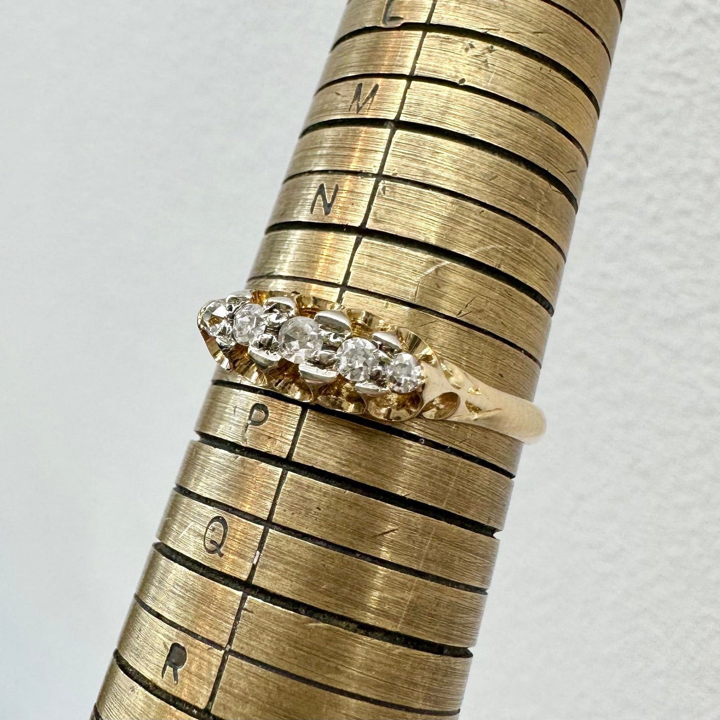 18Ct Yellow Gold Victorian Revival Scalloped .15 Carat TW Diamond Band Ring Sz O 1/2