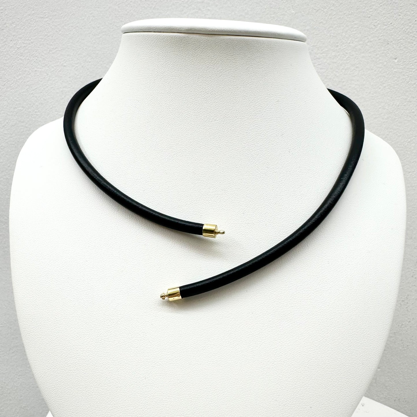 18Ct Yellow Gold Jorg Heinz Inspired Diamond Set Neoprene Bayonet Necklace 47cm