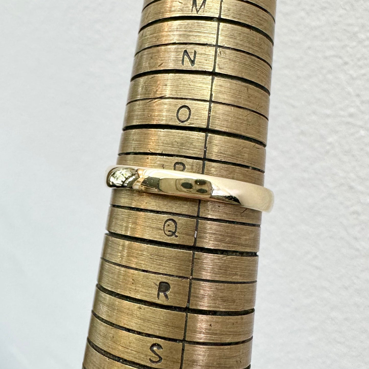 18Ct Yellow Gold .12Ct TW Diamond Scalloped Eternity Band Ring Sz P