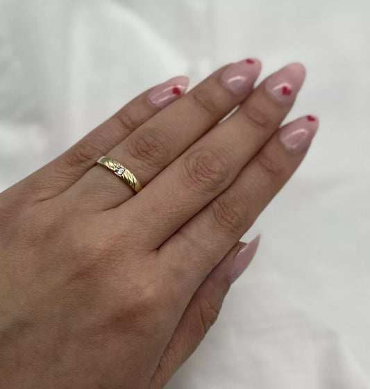 14Ct Yellow Gold Vintage .10Ct TW Diamond Simulant Tension Set Band Ring Sz P