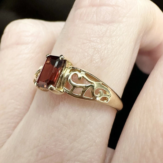 9Ct Yellow Gold Garnet Filigree Detailed Ring Sz O 1/2