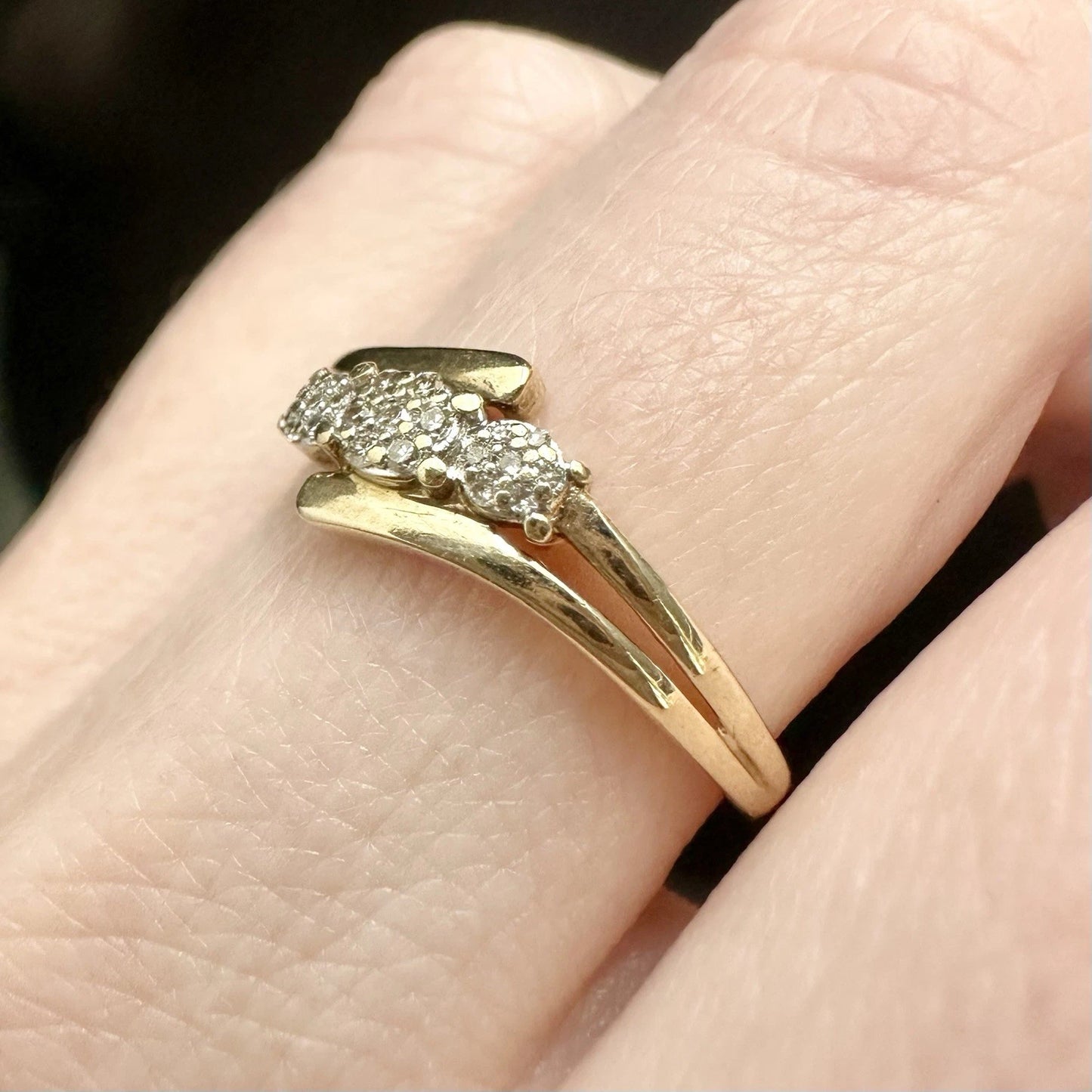 10Ct Yellow Gold Diamond Set Split Shank Band Ring Sz O