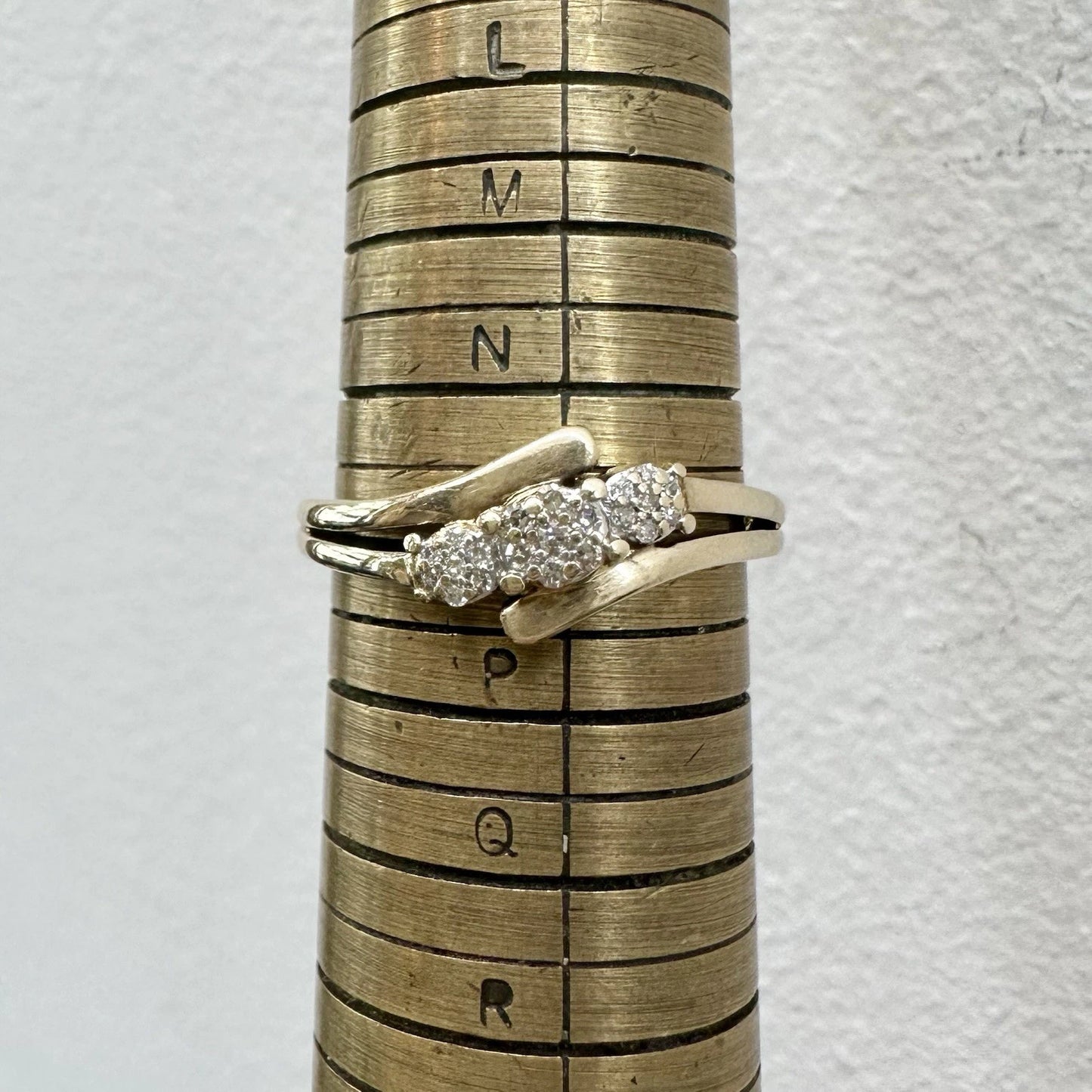 10Ct Yellow Gold Diamond Set Split Shank Band Ring Sz O