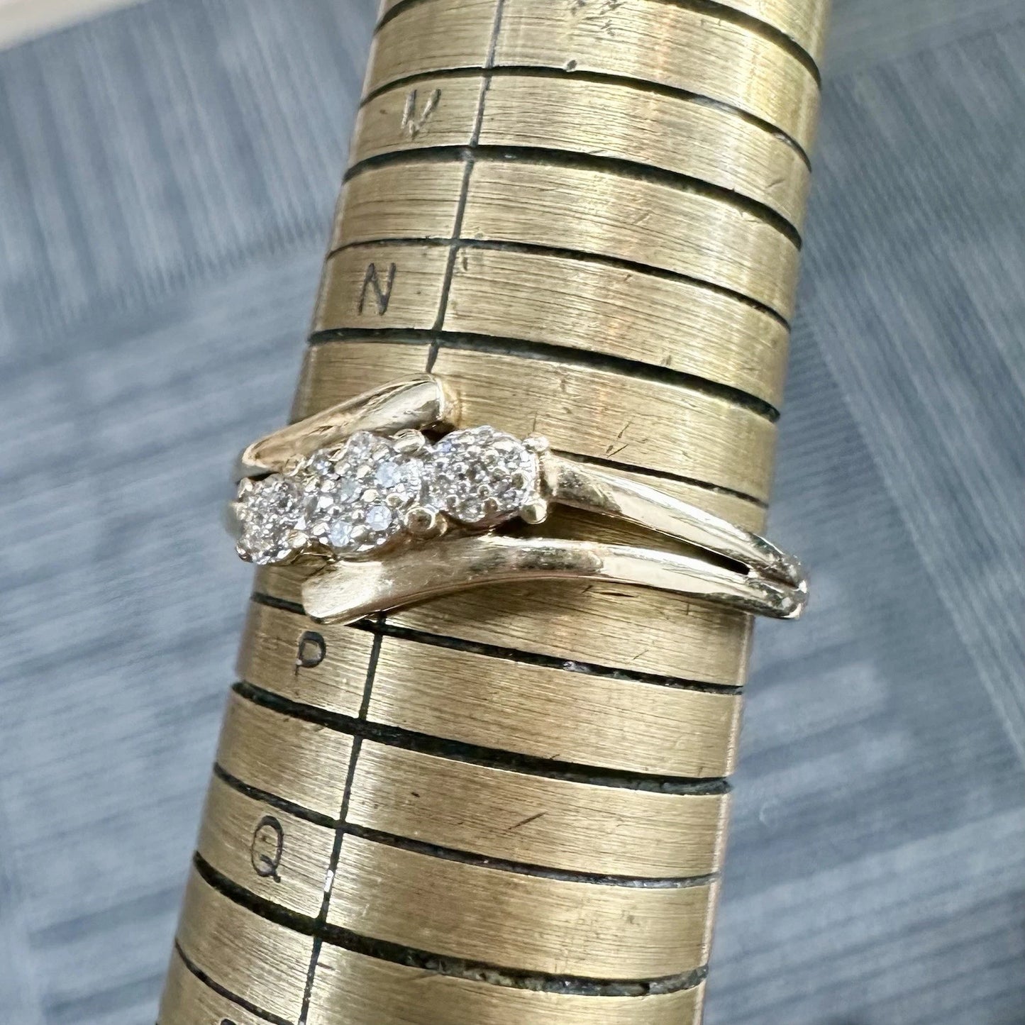 10Ct Yellow Gold Diamond Set Split Shank Band Ring Sz O