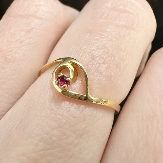 18Ct Yellow Gold Garnet Dainty Ring Sz K